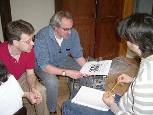 Christian, J�rg und Sebastian diskutieren ein R�tsel